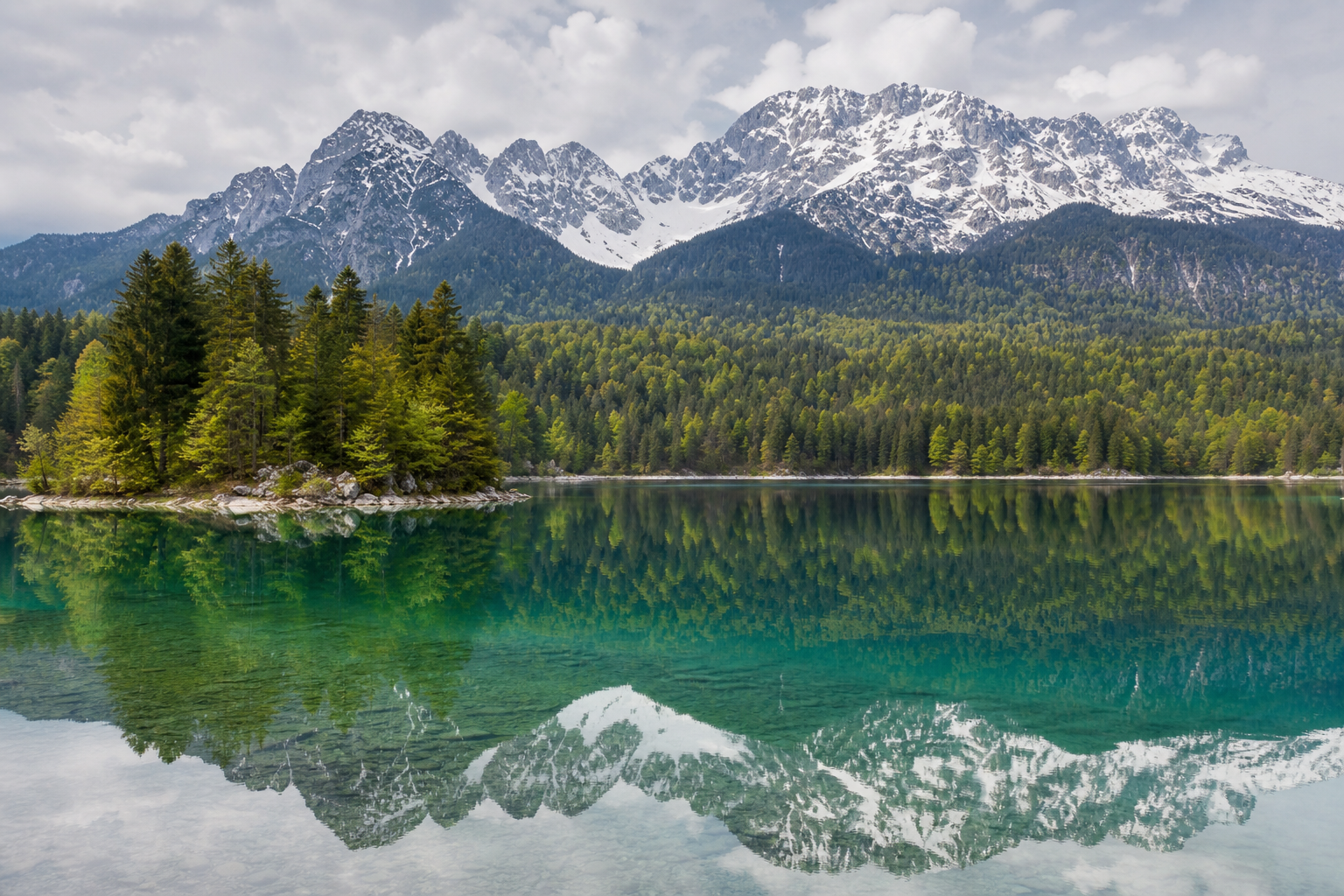 Türkisfarbener Eibsee vor den Bayerischen Alpen