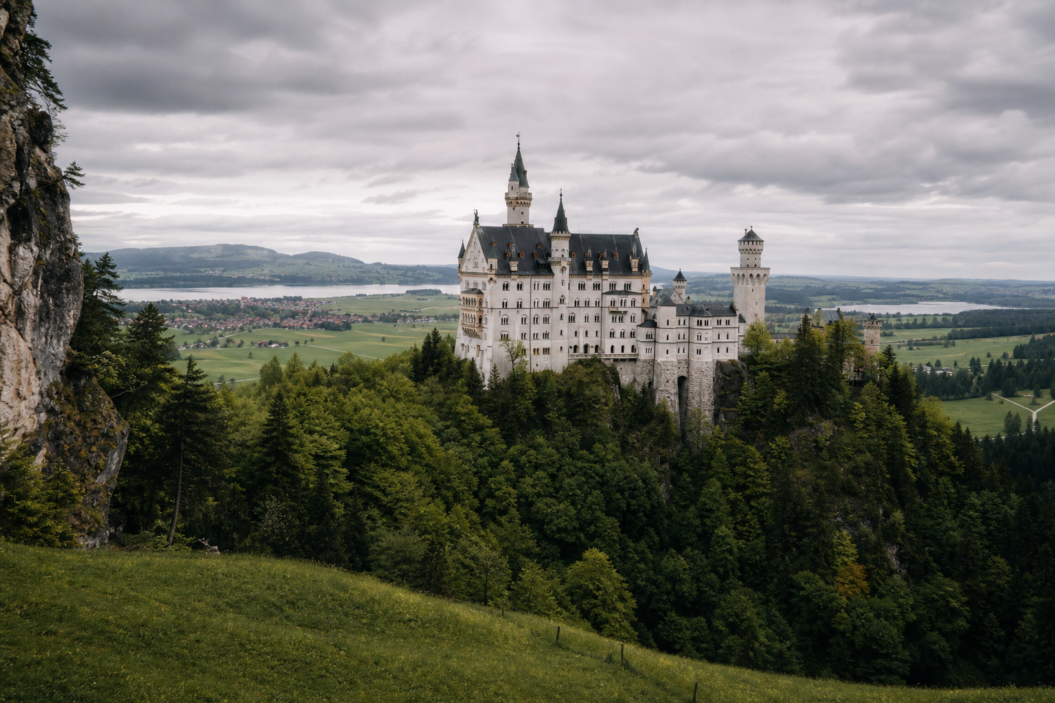 Schloss Neuschwanstein umgeben von Wald und bayerischen Alpen